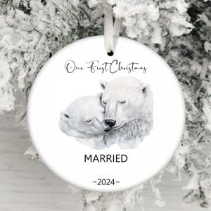 Adorno PNG de primer matrimonio navideño de 2024, adorno PNG de pareja de osos polares acurrucándose, regalo para recién casados, diseño de adorno personalizado PNG