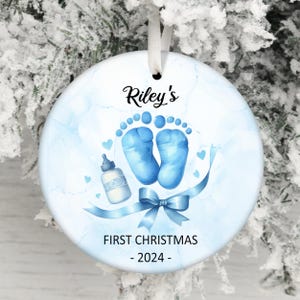 Prénom ornement de Noël bébé garçon PNG, sublimation PNG d'ornement de pieds de bébé nouveau-né bleu, ornement de bébé personnalisé, cadeau de nouvelle maman
