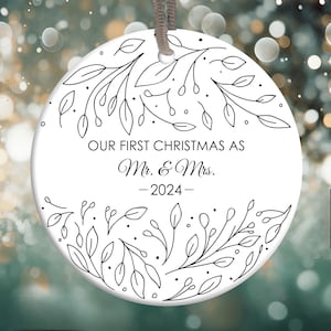 Nuestro primer adorno navideño como señor y señora 2024 PNG, adorno de hojas en blanco y negro PNG, regalo de recién casados, adorno de casados PNG