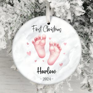 Ornement de prénom prénom Noël pour bébé PNG, ornement de pieds de bébé nouveau-né Sublimation PNG, ornement de bébé personnalisé, cadeau souvenir maman