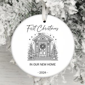Premier Noël dans notre nouvelle maison ornement PNG, notre première maison 2024 ornement, ajouter l'adresse de la maison ornement PNG, conception d'ornement personnalisée