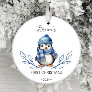 Premier Noël 2024 ornement PNG pour bébé garçon, sublimation d'ornement pingouin mignon, cadeau nouvelle maman, motifs personnalisés d'ornement de nom de bébé