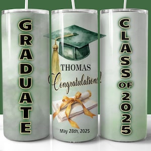 Emballage de gobelet en or vert de l'obtention du diplôme 2025, gobelet skinny 20 oz PNG, cadeau de remise des diplômes personnalisé, gobelet de la promotion 2025 png thumbnail