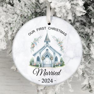 Unser erstes Weihnachten verheiratet 2024 Ornament PNG, Paare Mr und Mrs Ornament PNG, Aquarell Kirche, Hochzeit Brautgeschenk