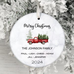 Ornement de nom de famille PNG, ornement de camion vintage rouge PNG, cadeau de famille personnalisé, joyeux Noël ornement de famille