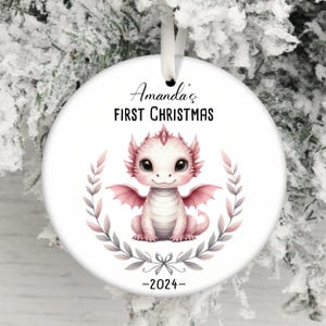 Premier Noël 2024 ornement PNG de bébé fille, sublimation d'ornement rose bébé dragon, cadeau nouvelle maman, motifs personnalisés d'ornement de nom de bébé