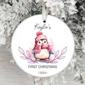 Premier Noël 2024 ornement PNG de bébé fille, sublimation d'ornement mignon pingouin, cadeau nouvelle maman, motifs personnalisés d'ornement de nom de bébé
