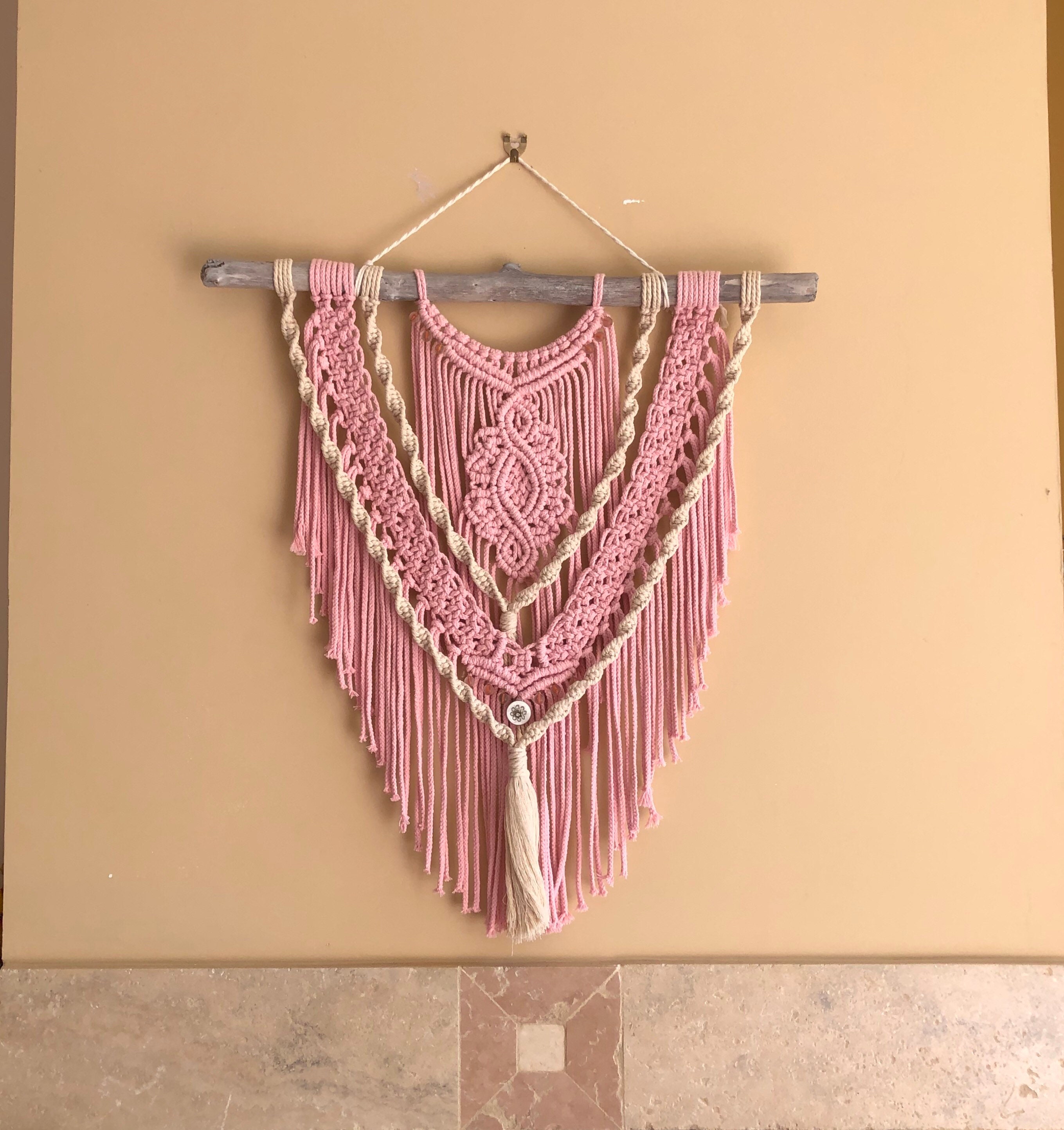 Deco Mural -Macramé Romantique Inaya, Coton, Fait Main, Disponible de Suite.