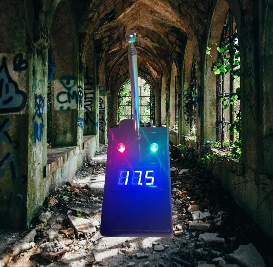 ゴーストハンティング用レム活動探知機（温度表示付き）。A68 超常現象