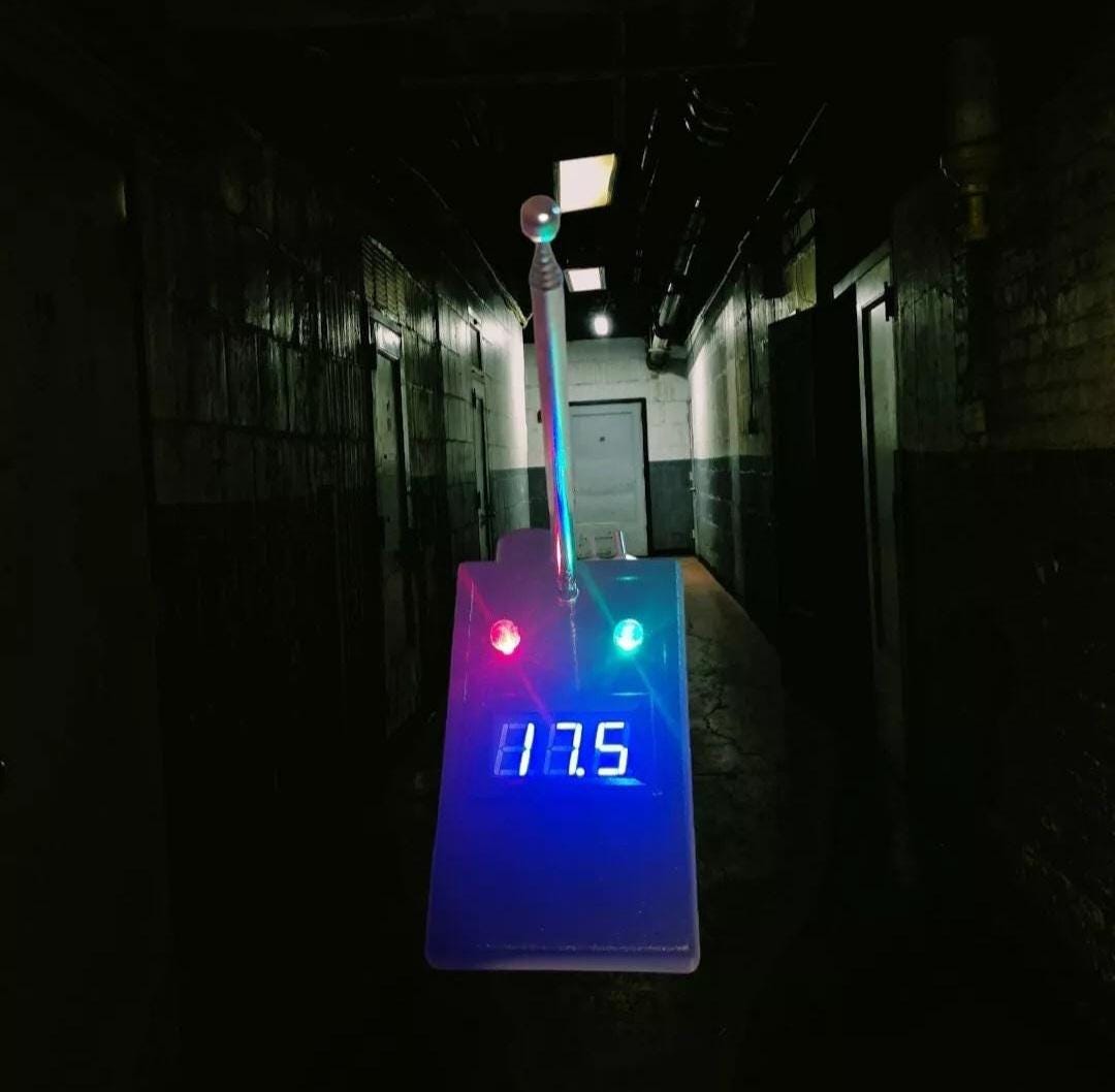 ゴーストハンティング用レム活動探知機（温度表示付き）。A68 超常現象