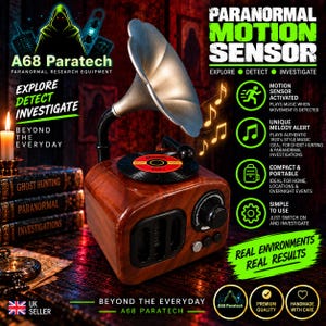 Peut inclure: Un capteur de mouvement paranormal au fini bois doté d'un pavillon de gramophone vintage, d'un dessus en forme de disque noir et d'une grille de haut-parleur frontale. L'appareil comprend un bouton de réglage et le texte PARANORMAL MOTION SENSOR.