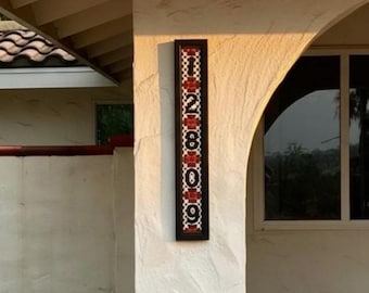 Handbemaltes Hausnummernschild aus Talavera-Keramik | Vertikale mexikanische Adressplakette | Orangefarbene Fliesen
