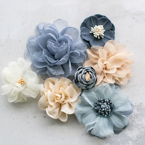 Stoffblumen-Vielfalt Bündel | Stahlblau + Taupe Stoffblumenpackung | Shades of Blue & Khaki Craft Flower Multipack | Florale Wundertüte