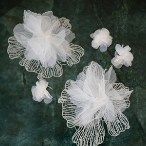 ホワイト アップリケ DIY 装飾パック | コスチュームまたはウェディング ドレスの花束 | ブライダル 帽子 DIY キット ルーズピース アップリケ グラブ バッグ