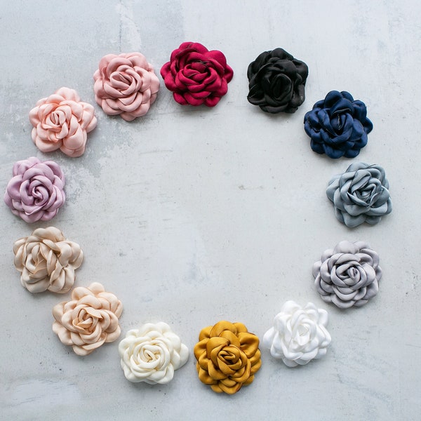 Künstliche Satin Rosette in verschiedenen Farben | Satin Vintage Rose | Wunderliche Hutmacher-Blüte in Rosa, Blau, Schwarz, Rot, Creme, Champagner