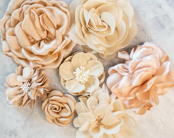 Neutrales Stoffblumen-Sortiment: Beige & hellbraune Handwerksblumen