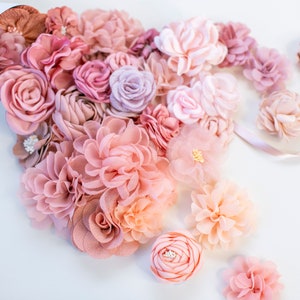 Wählen Sie Ihre Farbpalette Floral Grab Bag | Regenbogen-Stoffblumen | 3D Craft Applikation Blumen Sortiment Packung in verschiedenen Farben