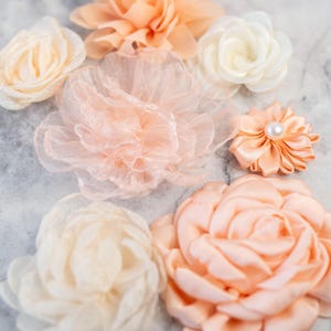Variété de fleurs en tissu pêche et crème | Fleurs chapellerie Nuances de corail | Multipack de fleurs artisanales pour baby shower | Sac à main fleuri