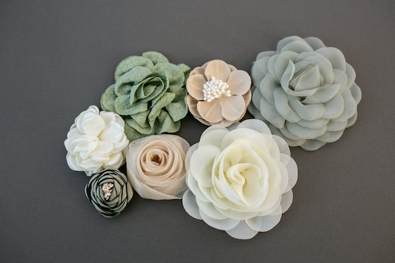 Salbeigrüne Stoffblumen-Auswahlpackung: Khaki & Creme Blumenverzierungen (7 Blumen)