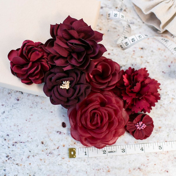 Bouquet de fleurs en tissu | Pack de fleurs bordeaux | Fleurs en tissu | Lot de fleurs artisanales rouge vineux | Sac à main floral romantique couleur bijou