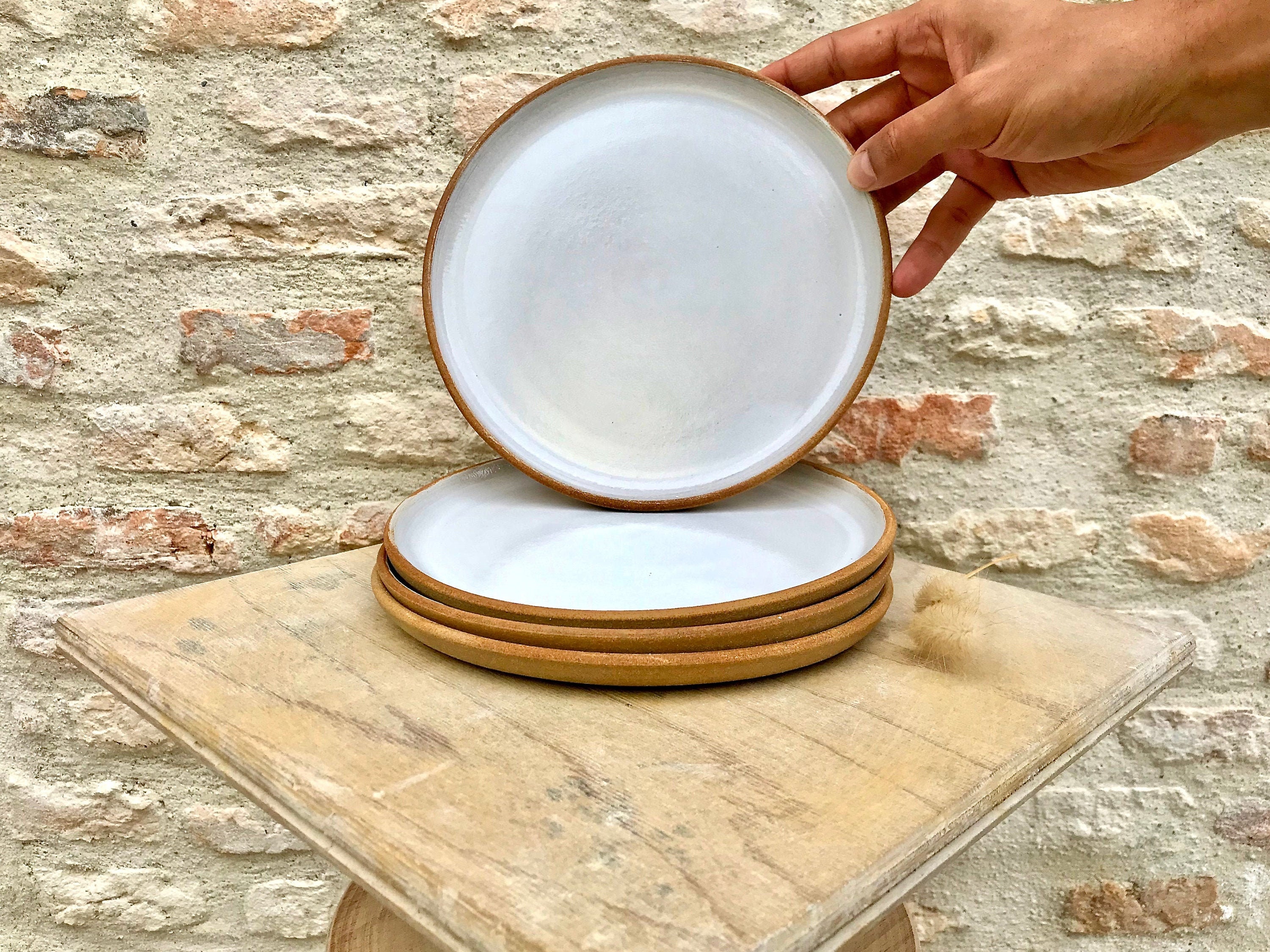 Assiette Grés Beige Email Blanc Fait Main en France