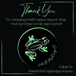 Puede incluir: Gracias por comprar en nuestra peque&ntilde;a tienda y por su apoyo. &iexcl;Su compra es realmente apreciada! Ilustraci&oacute;n de una rana verde en un c&iacute;rculo negro con el texto "What The Frog Design Co." y el texto "S&iacute;guenos @whatthefrogdesigncompany" debajo del c&iacute;rculo.