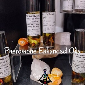 Puede incluir: Cuatro peque&ntilde;os frascos de vidrio con aplicadores de rodillo llenos de un l&iacute;quido transparente y varias hierbas y flores. Los frascos est&aacute;n etiquetados con texto que incluye "Pheromone Enhanced Oils", "Freak Me", "Cum Here", "Attract(Her)", "Act(Him)", "Mr. Just For The Night" y "Crystal Gems Omaha".