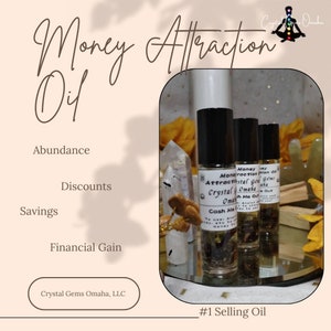 Puede incluir: Tres peque&ntilde;os frascos de vidrio de aceite de atracci&oacute;n de dinero, etiquetados "Money Attraction Crystal Gems Omaha" con el texto "Cash Me Out" en la parte inferior. Los frascos est&aacute;n sobre una superficie reflectante con cristales y flores.