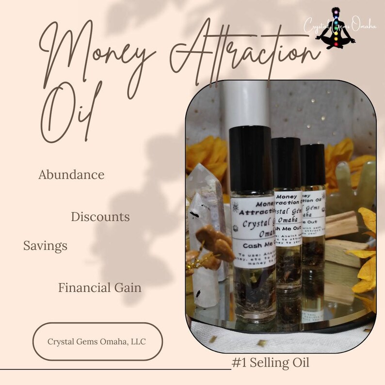 Puede incluir: Tres peque&ntilde;os frascos de vidrio de aceite de atracci&oacute;n de dinero, etiquetados "Money Attraction Crystal Gems Omaha" con el texto "Cash Me Out" en la parte inferior. Los frascos est&aacute;n sobre una superficie reflectante con cristales y flores.