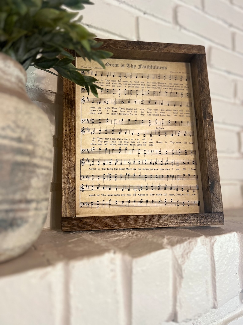 K&ouml;nnte beinhalten: Ein gerahmter Druck eines alten Kirchenliedblattes mit dem Titel "Great is Thy Faithfulness". Die Notenbl&auml;tter enthalten den Text und die Noten des Kirchenliedes.