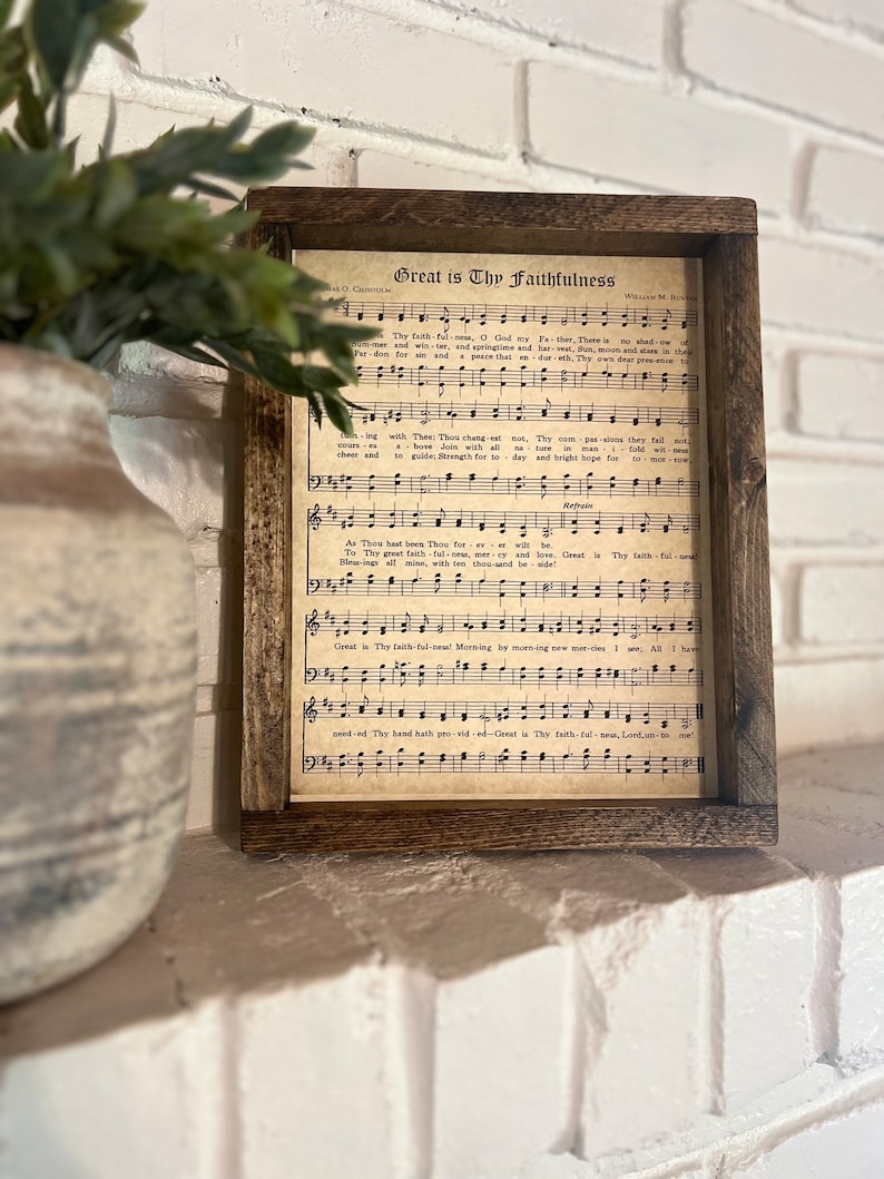 K&ouml;nnte beinhalten: Ein gerahmter Druck eines alten Kirchenliedblattes mit dem Titel "Great is Thy Faithfulness". Das Notenblatt enth&auml;lt den Text und die Noten des Kirchenliedes.