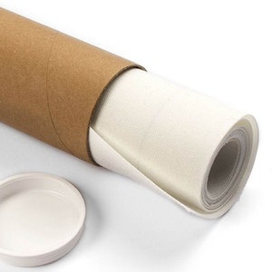 Puede incluir: Una pintura sobre lienzo enrollada se empaqueta en un tubo de cart&oacute;n marr&oacute;n con una tapa de pl&aacute;stico blanca.