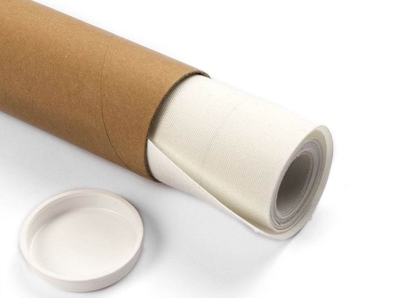 Puede incluir: Una pintura sobre lienzo enrollada se empaqueta en un tubo de cart&oacute;n marr&oacute;n con una tapa de pl&aacute;stico blanca.