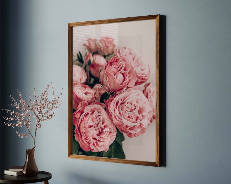 Puede incluir: Una impresi&oacute;n enmarcada de un ramo de rosas rosas. Las rosas est&aacute;n dispuestas en un racimo y llenan el marco. El fondo es de un blanco suave.
