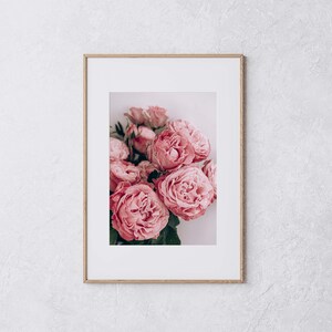 Puede incluir: Una impresi&oacute;n enmarcada de un ramo de rosas rosas. Las rosas est&aacute;n enfocadas y el fondo est&aacute; desenfocado.