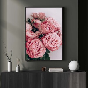 Puede incluir: Una impresi&oacute;n enmarcada de un ramo de rosas rosas. Las rosas est&aacute;n enfocadas y el fondo est&aacute; desenfocado.