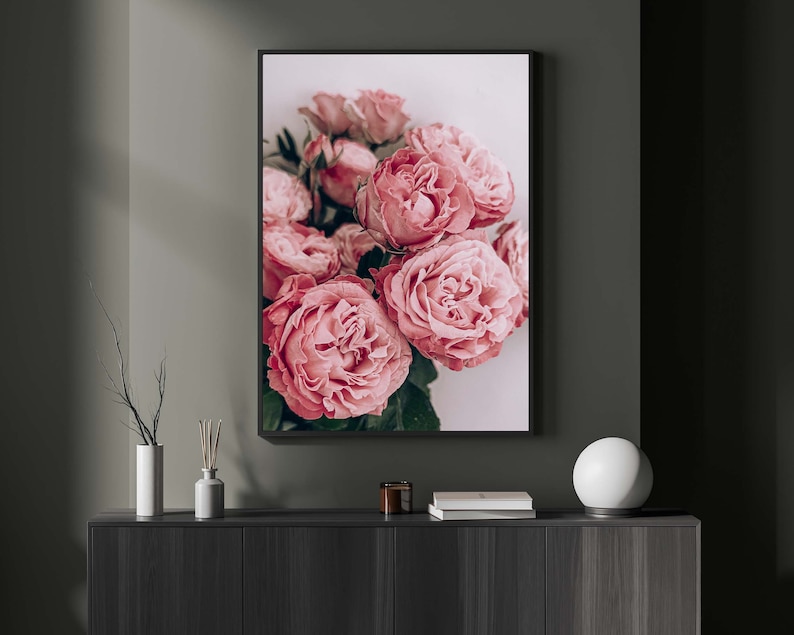Puede incluir: Una impresi&oacute;n enmarcada de un ramo de rosas rosas. Las rosas est&aacute;n enfocadas y el fondo est&aacute; desenfocado.
