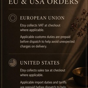 Puede incluir: Un gr&aacute;fico informativo de color marr&oacute;n oscuro titulado MUNDE HOME EU & USA ORDERS. Contiene texto sobre el IVA, impuestos sobre ventas y derechos de aduana prepagados para la Uni&oacute;n Europea y Estados Unidos, junto a iconos circulares de banderas.