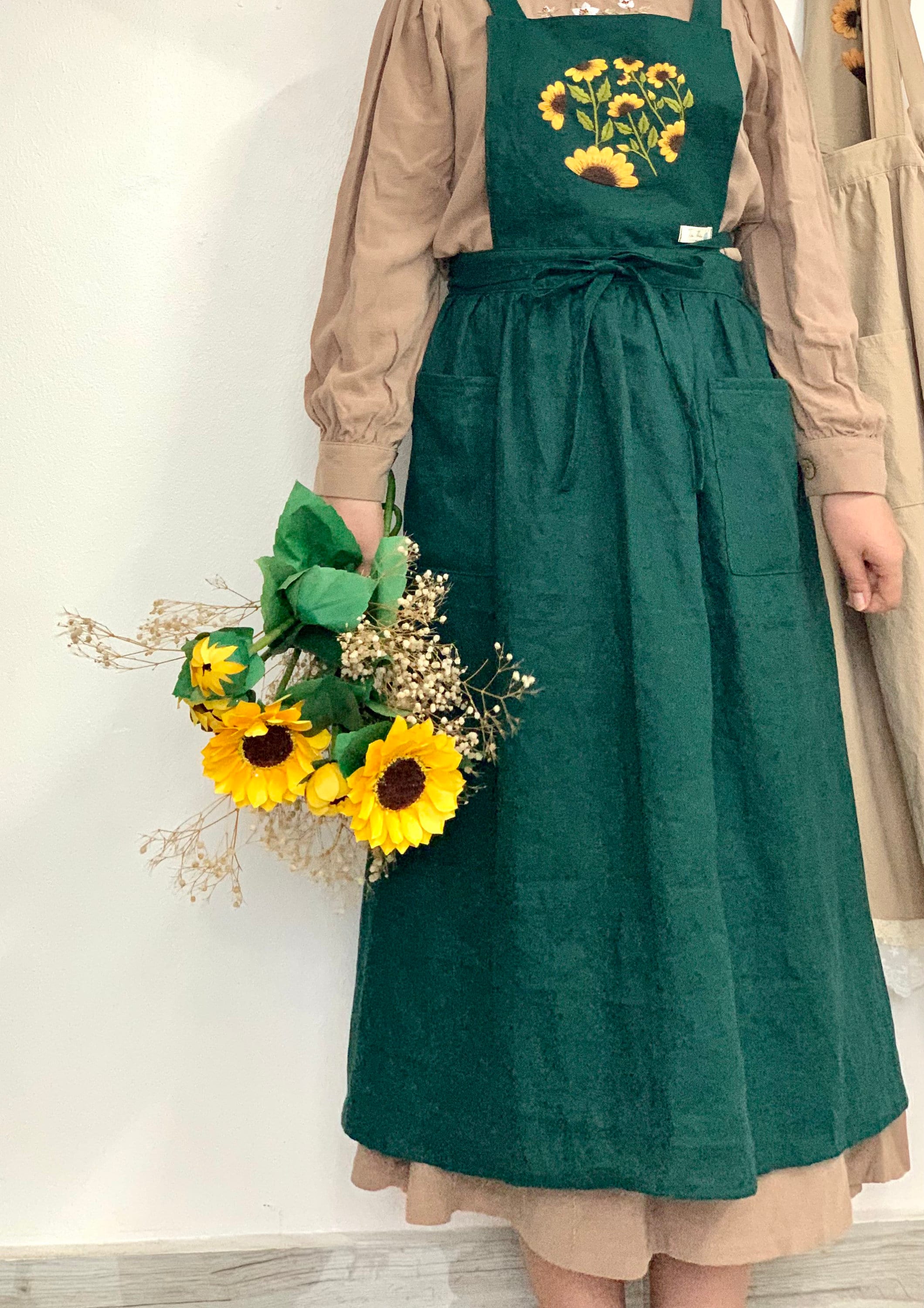 女性用のひまわりの刺繍入りエプロン、洗いざらしのリネン生地を使用