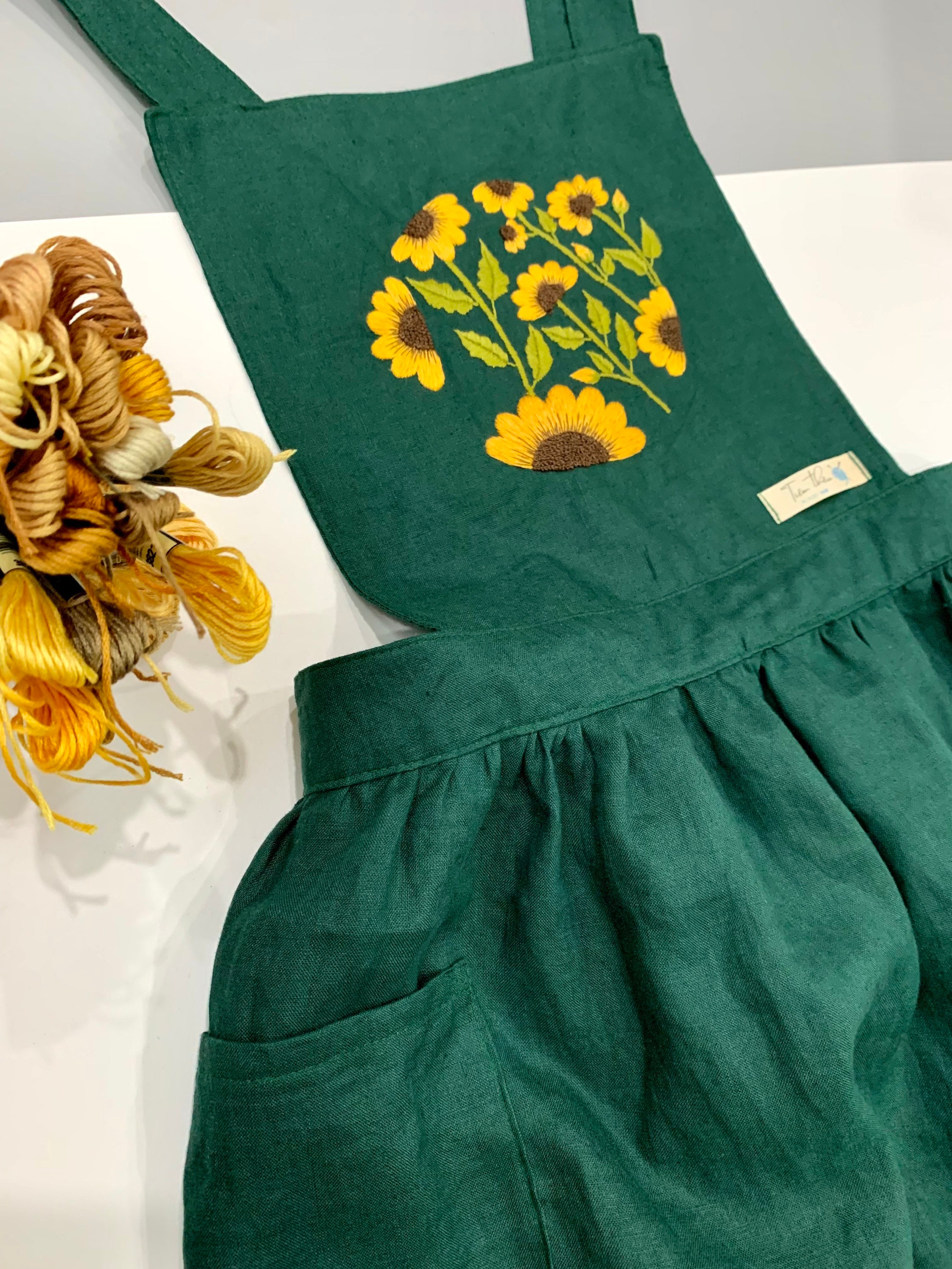 女性用のひまわりの刺繍入りエプロン、洗いざらしのリネン生地を使用