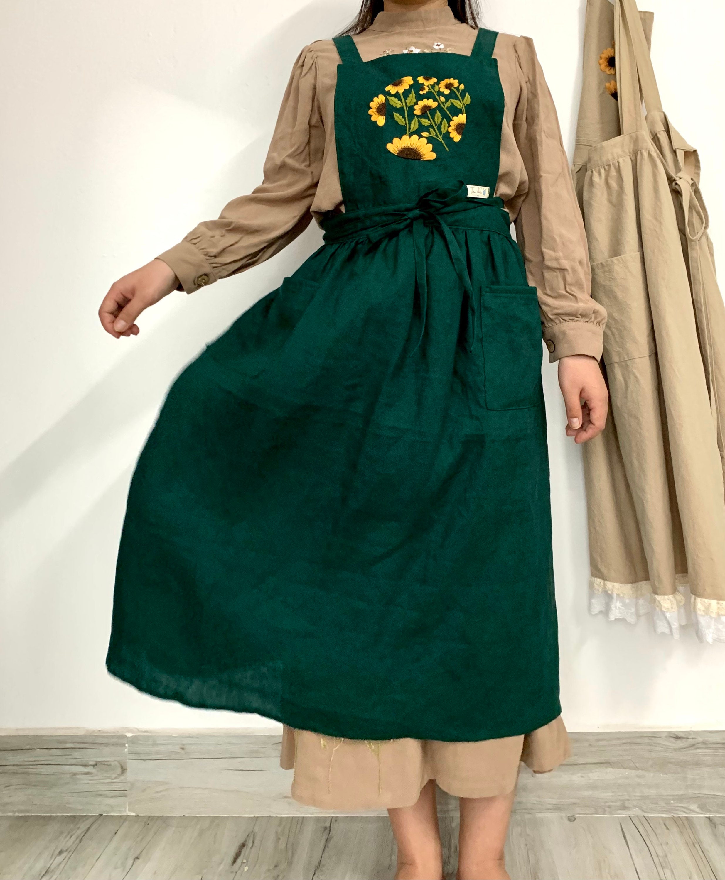 女性用のひまわりの刺繍入りエプロン、洗いざらしのリネン生地を使用