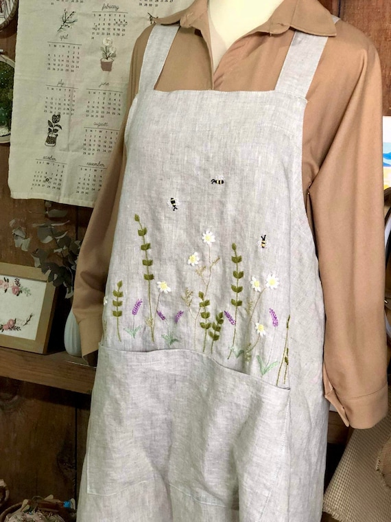 花の刺繍が施されたパーソナライズされたリネンエプロン：クロスバック
