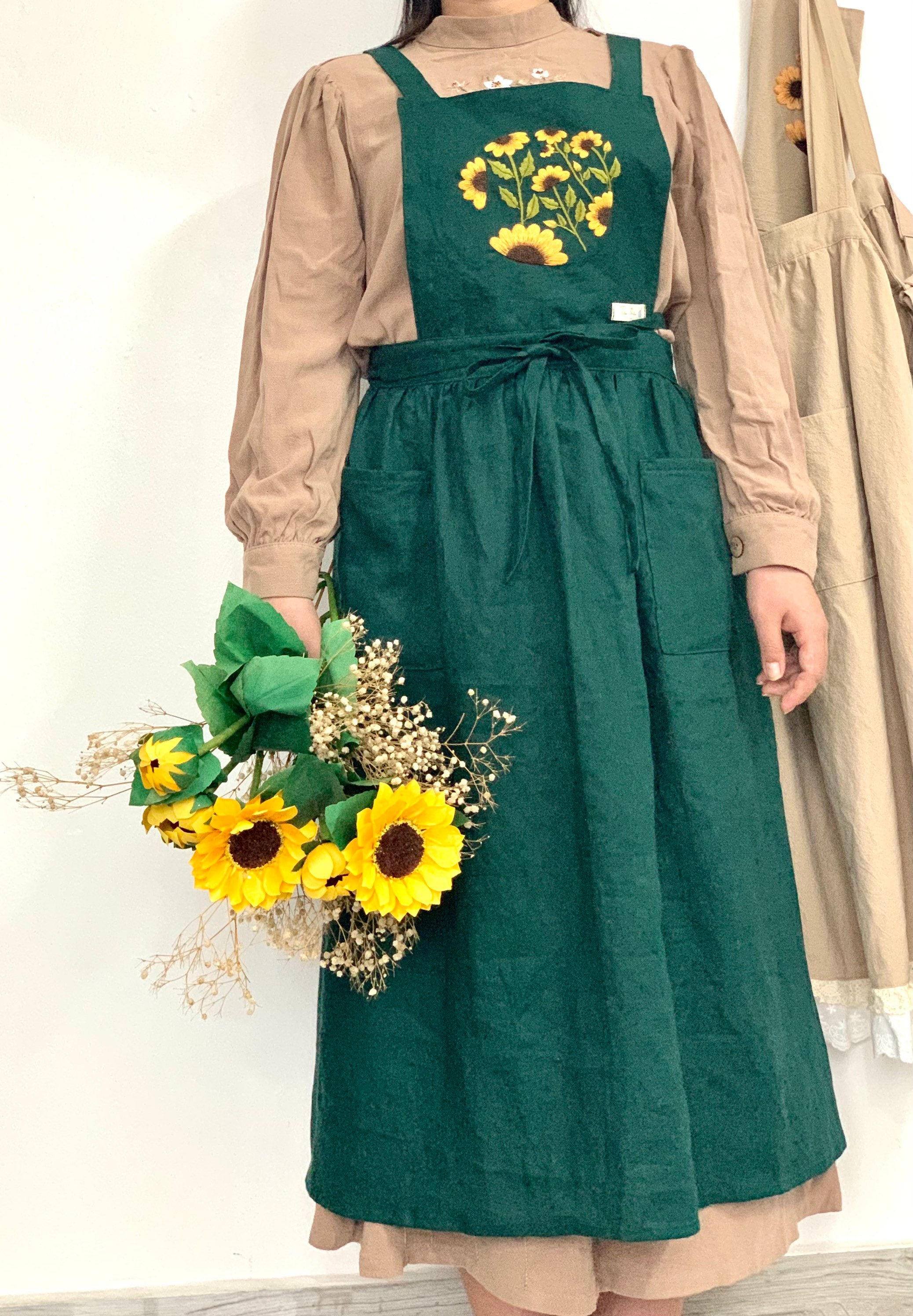 女性用のひまわりの刺繍入りエプロン、洗いざらしのリネン生地を使用