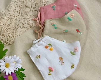 Handgeborduurd linnen gezichtsmasker met bloemen: wasbaar en herbruikbaar