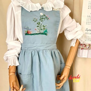 Personalized embroidered apron for women, handmade pinafore for woman, garden apron with 2 pockets and brimmed