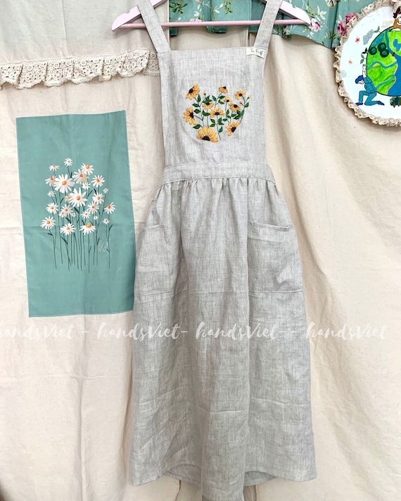 女性用のひまわりの刺繍入りエプロン、洗いざらしのリネン生地を使用