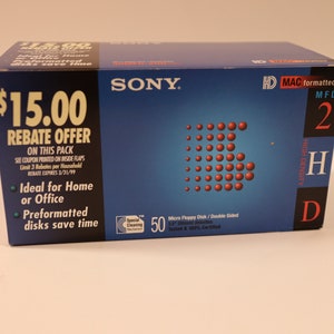 Peut inclure: Une boîte bleue de 50 disquettes Sony de 3,5 pouces haute densité formatées Mac. La boîte propose une offre de remboursement de 15,00 $.