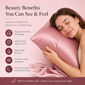 K&ouml;nnte beinhalten: Eine Frau ruht ihren Kopf auf einem rosa Seidenkissen. Das Bild enth&auml;lt den Text &bdquo;Beauty Benefits You Can See & Feel&ldquo; und listet Vorteile wie die Reduzierung von Frizz und die F&ouml;rderung eines erholsamen Schlafs auf. Der Text gibt auch an, dass das Kissen aus 100 % reiner Maulbeerseide besteht.