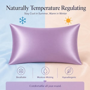K&ouml;nnte beinhalten: Ein lavendelfarbenes Satin-Kissen wird vor einem Farbverlaufshintergrund gezeigt. Der Text oben lautet "Naturally Temperature Regulating". Zus&auml;tzlicher Text weist darauf hin, dass das Kissen atmungsaktiv, feuchtigkeitsableitend und hypoallergen ist, und "Komfortabel das ganze Jahr &uuml;ber."