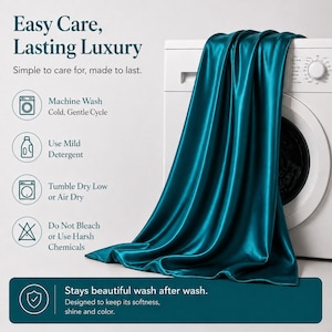 K&ouml;nnte beinhalten: Ein t&uuml;rkisfarbener, seidiger Stoff, der &uuml;ber einer wei&szlig;en Waschmaschine drapiert ist. Das Bild enth&auml;lt den Text "Easy Care, Lasting Luxury" und Pflegehinweise: Maschinenw&auml;sche kalt, mildes Waschmittel verwenden, trocknergeeignet bei niedriger Temperatur und nicht bleichen.
